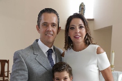  Lucas con sus papá,s Eduardo Espinosa y Cecilia Limón de Espinosa.