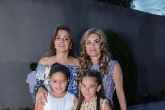  Yezmín y Margarita Sarquis, con sus hijas Yezmín e Isabella.