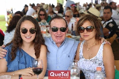  María, Abelardo y Coqui Uría.