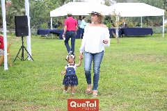  Inés Hernández con su abuela Bety Lavín.