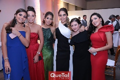  Valentina Hernández con sus amigas.