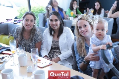 Nardine Chevaile, Paty Martell, Alexandra e Isabel Argüelles con su hija.