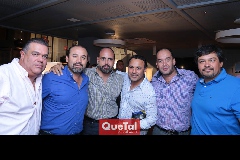  Celebrando.