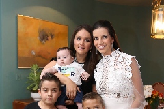  Luz María Ruiz con sus hijos y su futura cuñada Dali Echegoyen.