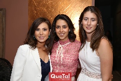  Claudia, Regina y Nuria Oliva .