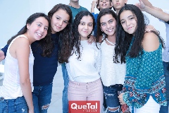  Muy contentas.