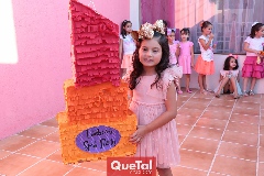  María Isabel con su piñata de cumpleaños.