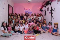  María Isabel con todas sus amigas.