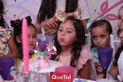  Soplando las velitas.