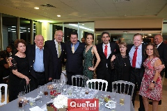  Anahí y José Antonio Lorca con sus amigos.