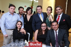  Celebrando entre amigos.