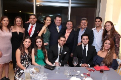 Anahí y José Antonio con sus amigos.