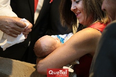 Lorena Valle con su ahijado José Antonio.