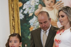  Danna acompañada de sus papás.