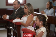  Danna acompaña de sus papás.