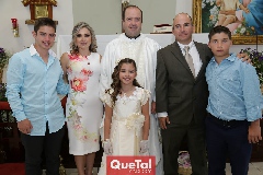  Familia Heinze Saucedo con el padre Fernando Fernández.
