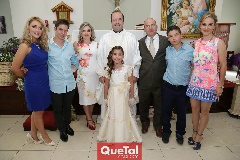  Danna acompañada de sus papás, hermanos, sus madrinas y el Padre Fernando Fernández.