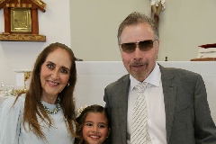  Danna con sus abuelos María Elena y Carlos Saucedo.