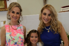  Danna con sus madrina Elizabeth Heinze y Sofía Saucedo.