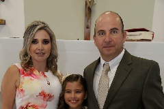  Danna con sus papás Carla Saucedo y Carlos Heinze.