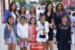  Las amigas de Danna con sus mamás.