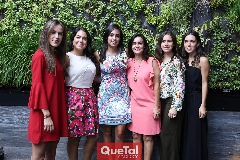  Carmen Zapata con sus hijas Marijó, Ale, María, Carmen y Montse Berrueta, Gaby Villanueva, Olga Lilia Contreras, Rosy Miller y Verónica Carbajal.