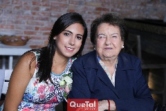  María Berrueta y su abuelita Martha Perogordo.
