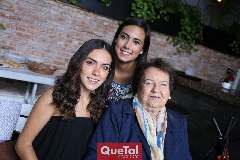  María y Montse Berrueta con su abuelita Martha Perogordo.