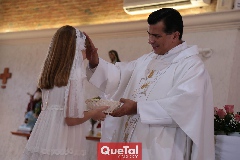  Miranda entregando las ofrendas al Padre Rubén Pérez.