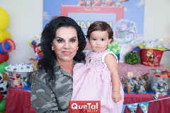  Yoya Galarza y su nieta Ale.