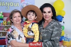  Juan Carlos y sus abuelitas.