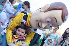  Con sus personajes favoritos.