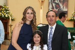  Alicia Julián, Sofía Flores y Antonio Flores .