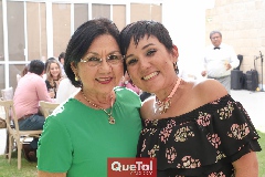  Claudia con su mamá, Lupita Salazar de Grijalva.