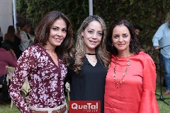 July González, Claudia y Lorena Anaya.