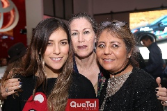 Celina Atilano, Rosalinda y Mary Gutiérrez .