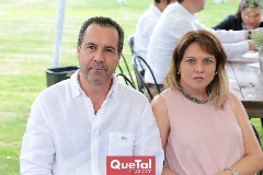  César Gómez y Marcela Navarro de Gómez.