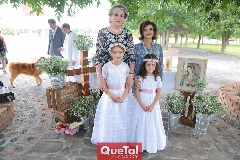  Cayetana y Constanza Fernández con sus abuelas Clara Elena Montiel y Gloria Lara.