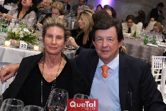  Lourdes Herrera de López y Carlos López Medina.