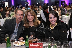  José Luis Hernández y Nuria Lozano de Hernández y Lourdes Gómez de Esper.