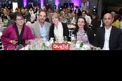  Cynthia Pérez, Jordi y Clarissa Abella, Montse Gómez y David García.