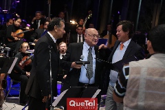  Entregando reconocimientos.