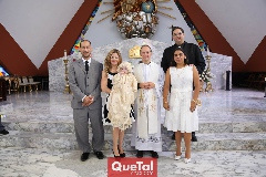 María José con sus papás Humberto Pérez y Marilú Paredes de Pérez, el Padre Pablo Roger y sus padrinos Maribel y Moisés Payán.