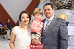 Humberto con sus padrinos.