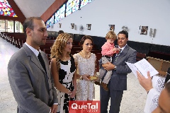  Humberto con sus papás y padrinos.
