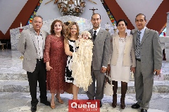 María José con sus papás y sus abuelitos.