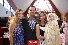  Marijó con su mamá y sus tíos.