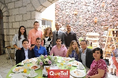  Marilú Paredes de Pérez y Humberto Pérez con su familia.