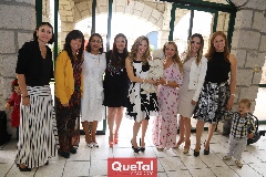  Marilú con su hija y sus amigas.
