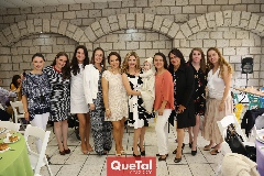  Marilú con su hija y sus amigas.